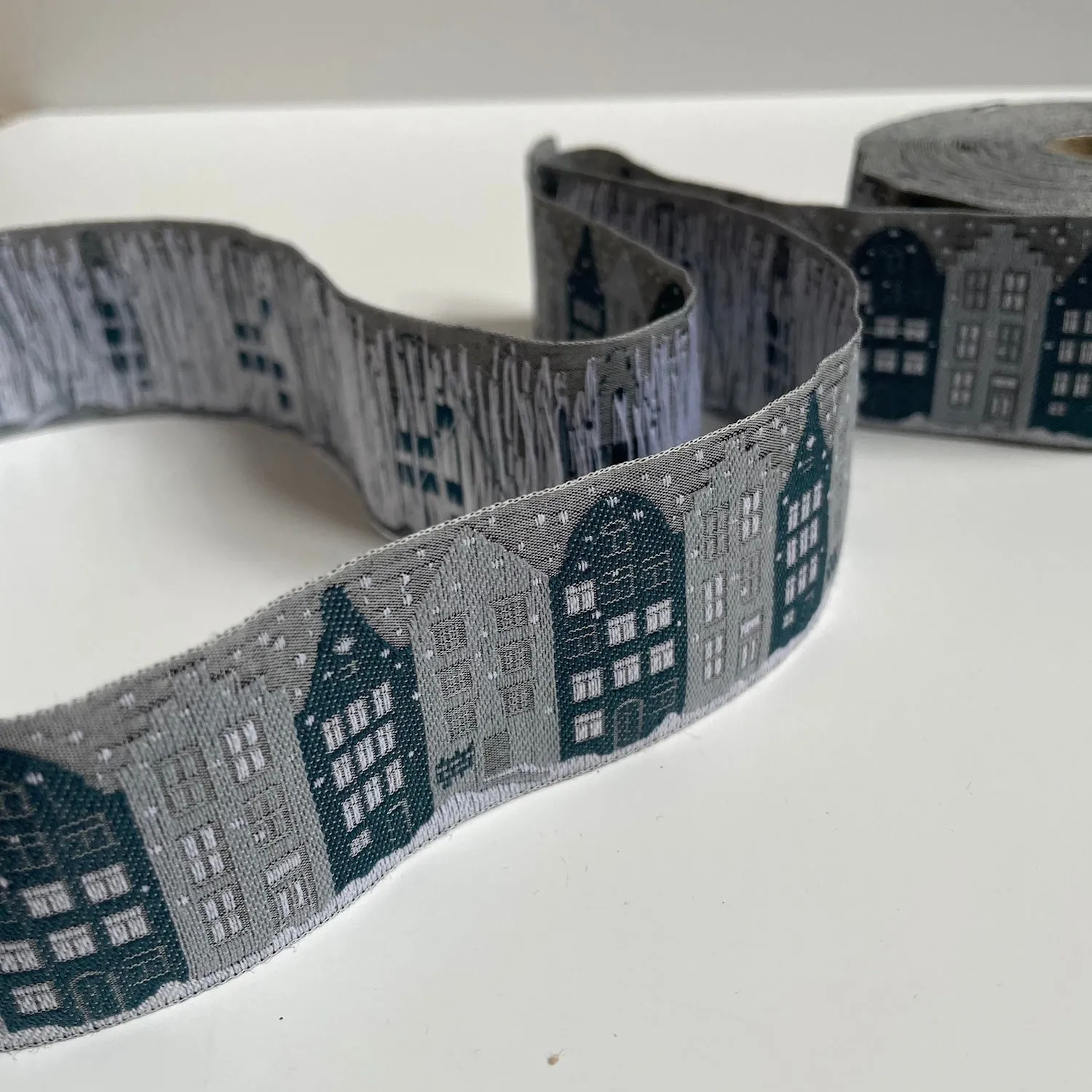 Kafka Ribbon : Winter Houses - Day